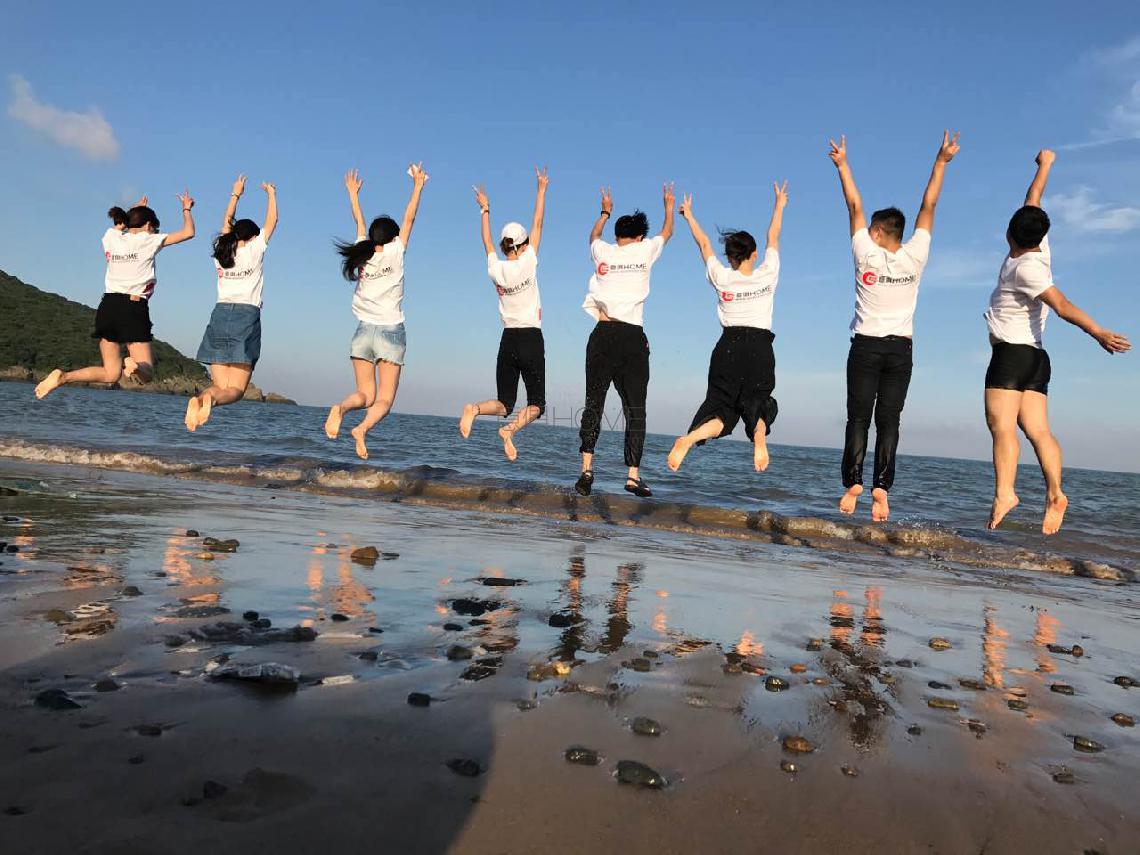 小明说，夏天不旅游的人是傻瓜......
